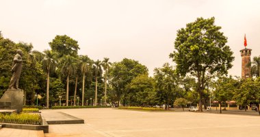 Vietnam, Hanoi 'deki Vietnam Askeri Tarih Müzesi' nin karşısındaki meydanda duran Lenin heykeli.