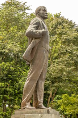 Komünist lider Lenin 'in heykeli Hanoi, Vietnam' daki Nguyen Thai Hoc Bulvarı 'nda bulunuyor..