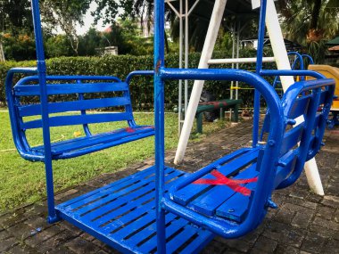 COVID 19 salgını sırasında Bintaro, Jakarta, Endonezya 'daki boş bir çocuk parkında Kızıl Haç sosyal mesafesi.