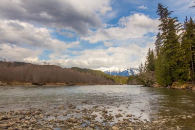 Baharda Kalum Nehri, arka planda Garland Dağı, Terrace, British Columbia, Kanada