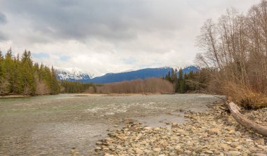 Baharda soğuk bir Kalum Nehri, arka planda Garland Dağı, Terrace, British Columbia, Kanada