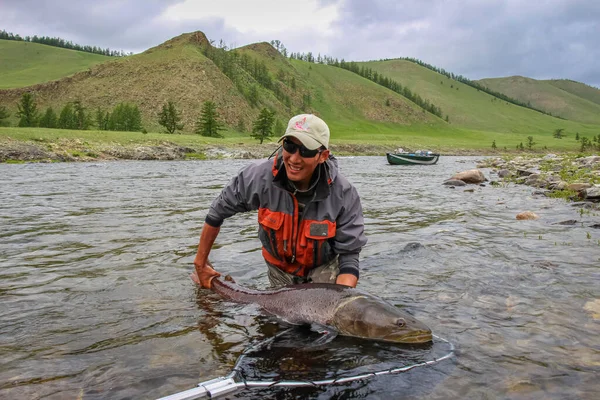 Pescatore Mosche Mongolo Regge Enorme Trofeo Taimen Trout Sul Fiume — Foto Stock