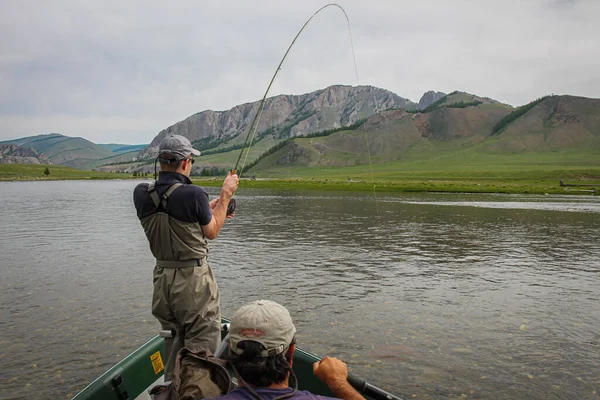 Pescatore Mosca Con Una Trota Taimen Alla Fine Della Sua — Foto Stock