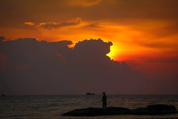 Eine Silhouette Von Fischern Auf Felsen Bei Sonnenuntergang Keo Beach — Stockfoto