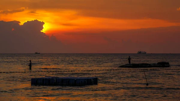 Une Silhouette Pêcheurs Debout Sur Des Rochers Coucher Soleil Plage — Photo