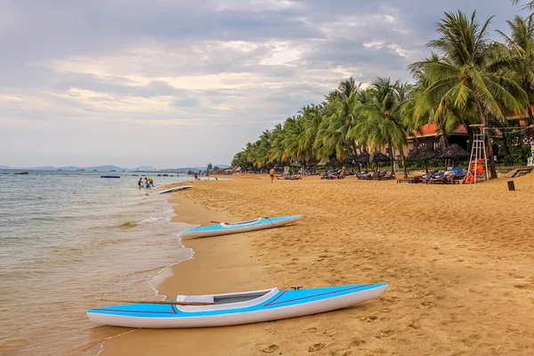 Kajaki Plaży Keo Wieczornym Słońcu Obok Kurortu Phu Quoc Wietnam — Zdjęcie stockowe