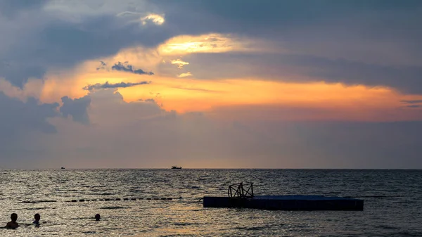 Silhouette Baigneurs Jetée Flottante Coucher Soleil Sur Plage Keo Phu — Photo