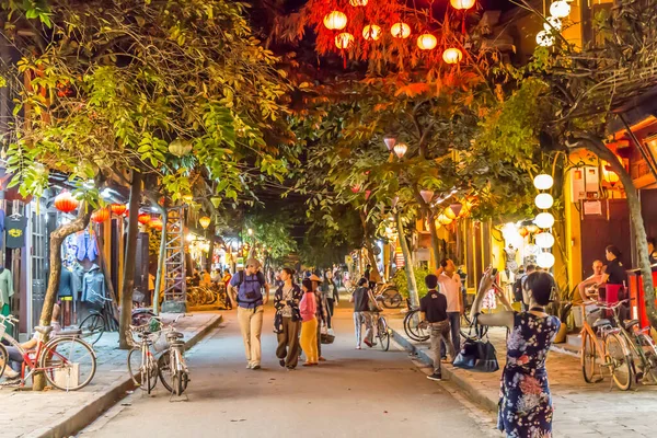 Gece eski kasabada, Hoi An, Vietnam 'da fenerler, ağaçlar ve takım elbise dükkanları olan Le loi Caddesi, 10 Ocak 2015