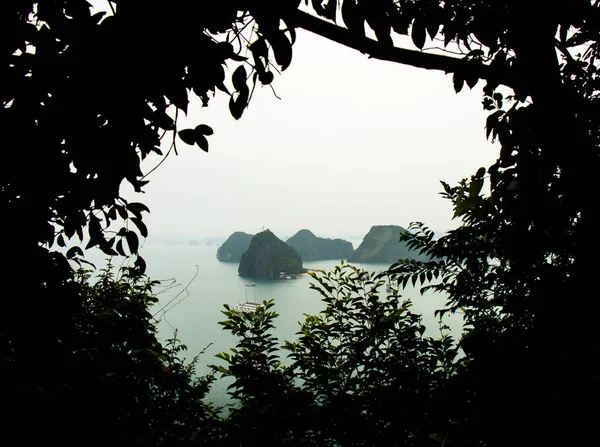 Pohled Ostrovy Unesco Světového Dědictví Long Bay Vietnam Přes Siluetu — Stock fotografie