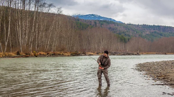 Pescatore Della Mosca Agganciato Grande Pesce Fiume Kalum Columbia Britannica — Foto Stock