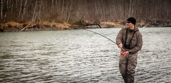 Pescatore Della Mosca Agganciato Grande Pesce Sul Fiume Kalum Nella — Foto Stock