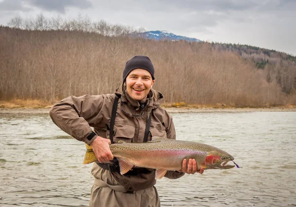 Pêcheur Tenant Une Grosse Truite Arc Ciel Sur Une Rivière — Photo