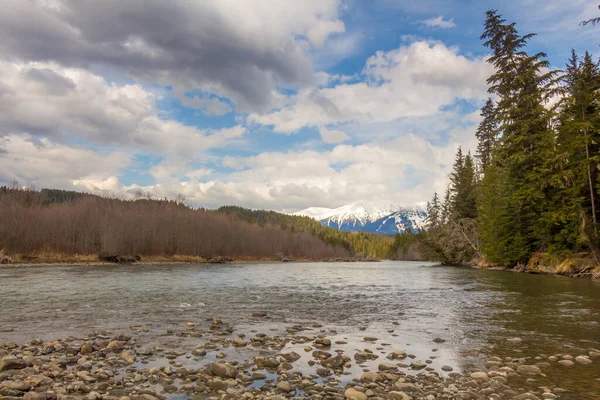 Baharda Kalum Nehri Arka Planda Garland Dağı Terrace British Columbia — Stok fotoğraf