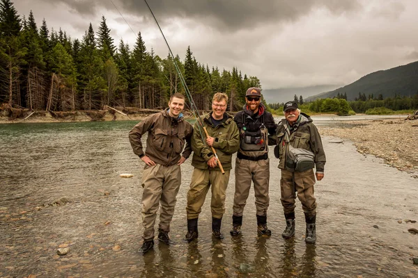 Mutlu Bir Grup Sporcusu Uçan Balıkçı Arkadaşları Kanada British Columbia — Stok fotoğraf
