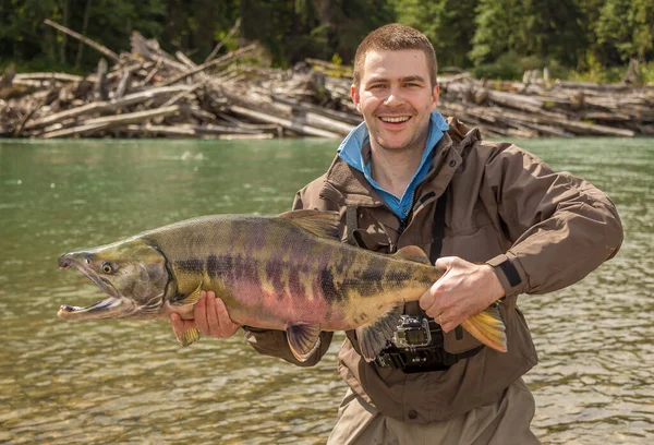 Ein Glücklicher Sportfischer Hält Eine Große Trophäe Chum Lachs Mit — Stockfoto