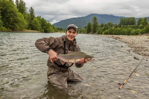 Ein Fischer Hält Einen Männlichen Buckellachs Hoch Während Einem Fluss — Stockfoto