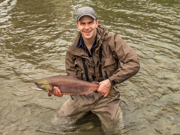 Pescatore Inginocchiato Che Regge Salmone Rosso Catturato Sul Fiume Kitimat — Foto Stock