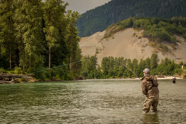 Pescatore Mosca Agganciato Pesce Fiume Con Montagne Alberi Sullo Sfondo — Foto Stock