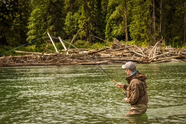 Hombre Enganchado Salmón Una Barra Mosca Con Barra Doblada Mientras — Foto de Stock