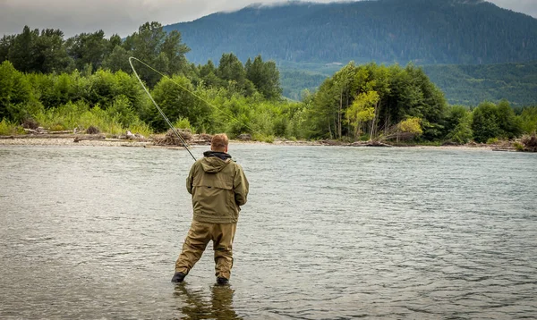 Pescador Luchando Contra Salmón Mientras Vadea Río Kitimat Columbia Británica — Foto de Stock