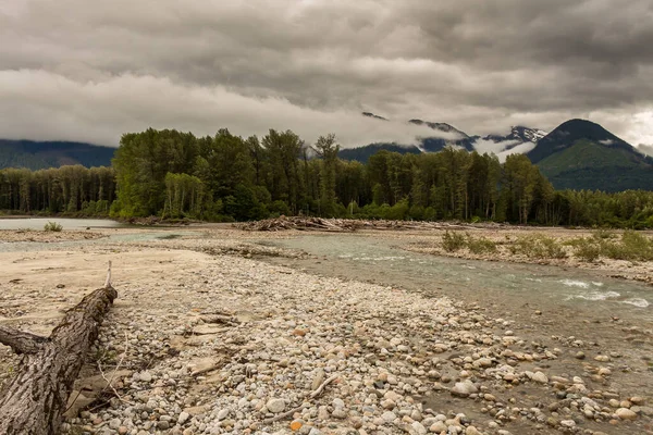 Πλεκτό Shames River Καθώς Ρέει Στον Ποταμό Skeena Μια Συννεφιασμένη — Φωτογραφία Αρχείου