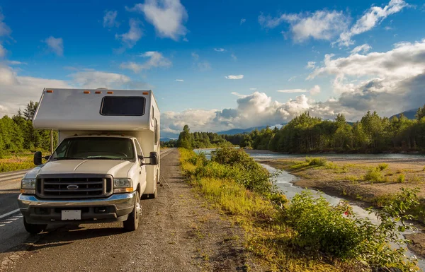 Camper Van Estacionado Lado Rio Kitimat Sol Noite Norte Colúmbia — Fotografia de Stock