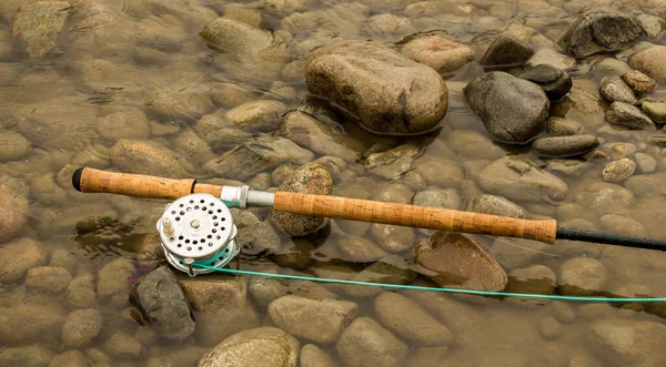 Spey Fly Fishing Salmon Rod Reel Resting Wet Rocks River — Stock Photo, Image