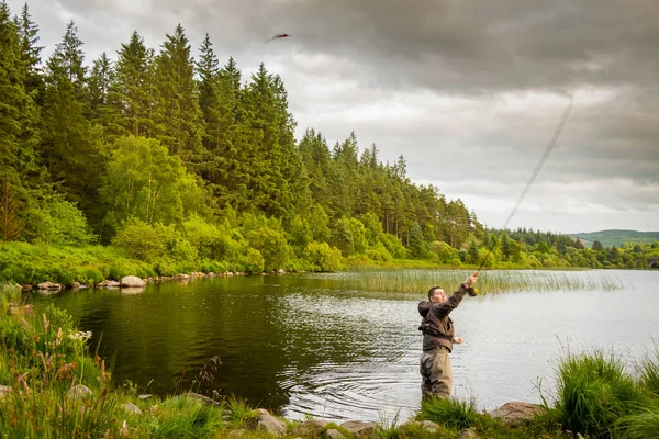 Action Shot Pescatore Mosca Che Lancia Una Mosca Luccio Loch — Foto Stock