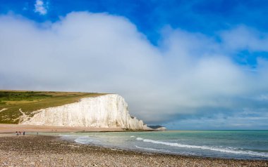 Dramatik beyaz uçurumlar, mavi gökyüzü ve Cuckmere Haven 'da bir plaj, Seven Sisters Country Park, Brighton