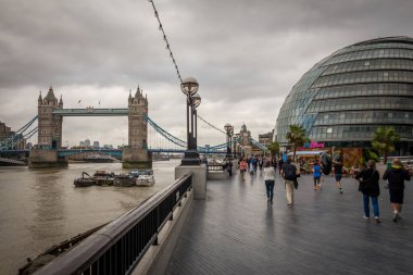 Thames nehri kıyısındaki Belediye ve Kule Köprüsü. Londra 'da bulutlu bir yaz öğleden sonra.