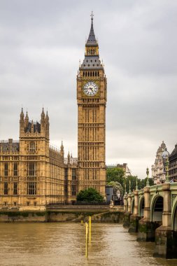 Londra 'da bulutlu bir günde Westminster Köprüsü ve Thames Nehri' nin yanında Big Ben.
