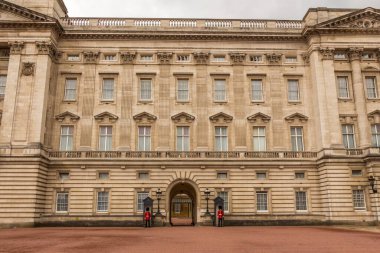 Kraliçe 'nin iki askeri Buckingham Sarayı' nın girişinde bekliyor.