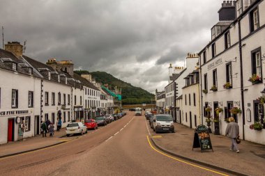 Inveraray, İskoçya - 14 Temmuz 2016: İskoçya 'nın batı kıyısındaki Inverarary kasabasının ana caddesi Argyll, İskoçya' da bulutlu yaz gününde