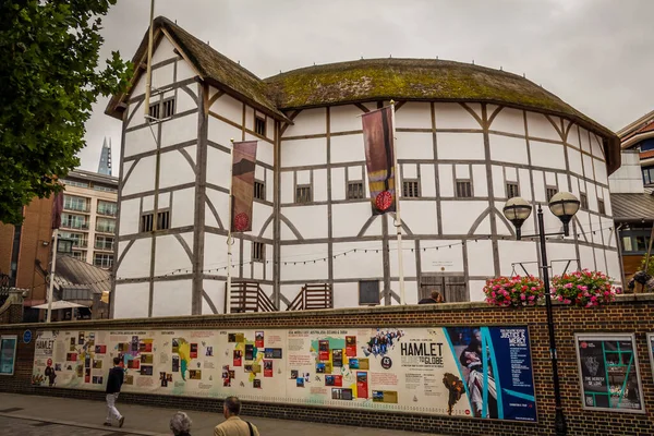 Londra, İngiltere 'de bulutlu bir öğleden sonra ikonik Globe Tiyatrosu