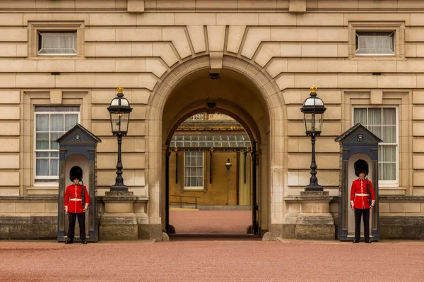 Dos Soldados Guardia Reina Pie Entrada Del Palacio Buckingham — Foto de Stock