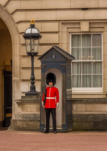 Soldado Con Uniforme Rojo Guardia Reinas Palacio Buckingham Londres Guardia — Foto de Stock