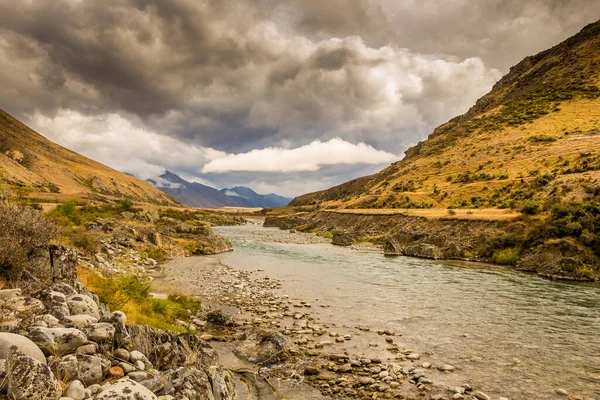 Een Berg Landschap Rivier Een Bewolkte Dag Nieuw Zeeland Buurt — Stockfoto