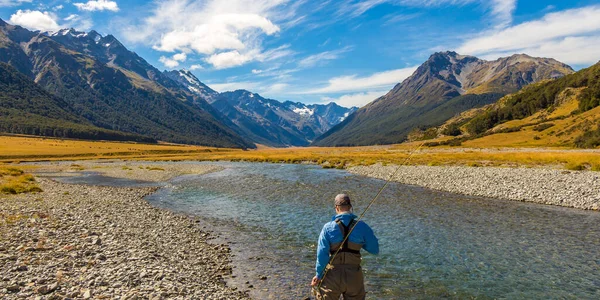 Een Vliegvisser Zoek Naar Forel Bergen Van Rivier Ahuriri Nabij — Stockfoto