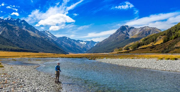 Een Hengelaarsvlieg Vissen Forel Ahuriri Rivier Omgeven Door Bergen Het — Stockfoto