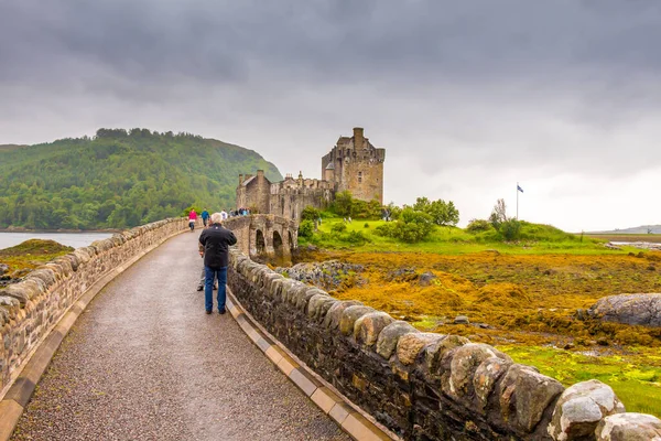 Eilean Donan Escocia Julio 2016 Turistas Caminando Puente Hacia Castillo — Foto de Stock