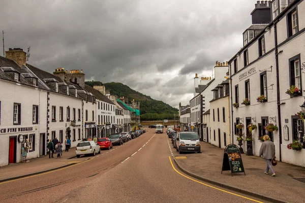 Inveraray, İskoçya - 14 Temmuz 2016: İskoçya 'nın batı kıyısındaki Inverarary kasabasının ana caddesi Argyll, İskoçya' da bulutlu yaz gününde