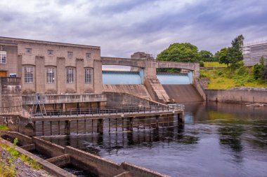 Pitlochry Barajı, hidroelektrik santrali ve alacakaranlık, Pitlochry, Perthshire, İskoçya 'da somon merdiveni.