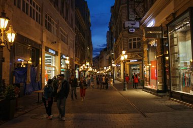 Budapeşte, Macaristan - 28 Haziran 2013: Vaci Caddesi Alacakaranlık, Budapeşte, Macaristan 'da bir yaz akşamı