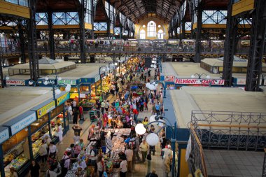 Budapeşte, Macaristan - 28 Haziran 2013: Macaristan 'ın Budapeşte kentindeki merkez pazar salonuna bakan manzara