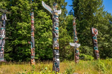 Vancouver, Kanada - 27 Temmuz 2017: Vancouver Stanley Park 'taki Totem Polonyalıları, arka planda Britanya Kolumbiyası, Kanada