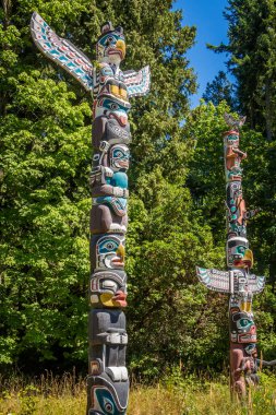 Vancouver, Kanada - 27 Temmuz 2017: Vancouver Stanley Park 'ta Totem Polonyalıları, bir yaz günü, British Columbia, Kanada