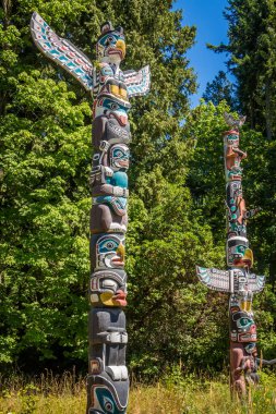 Vancouver, Kanada - 27 Temmuz 2017: Vancouver Stanley Park 'ta Totem Polonyalıları, bir yaz günü, British Columbia, Kanada