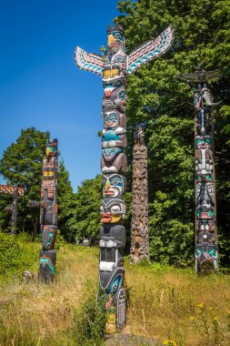 Vancouver, Kanada - 27 Temmuz 2017: Vancouver Stanley Park 'ta Totem Polonyalıları, bir yaz günü, British Columbia, Kanada