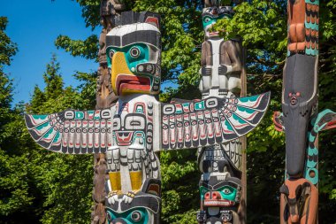Vancouver, Kanada - 27 Temmuz 2017: Stanley Park, Vancouver, British Columbia, Kanada 'da Totem Pole adlı kartal temalı bir kartala yakın çekim