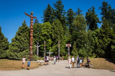 Vancouver, Kanada - 27 Temmuz 2017: Stanley Park, Vancouver, British Columbia, Kanada 'daki Totem Polonyalılarına hayran turistler